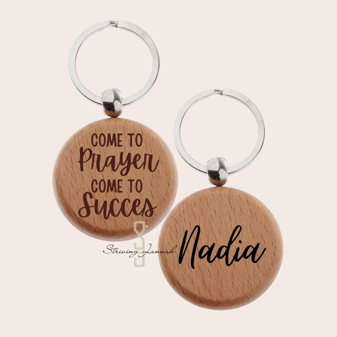 Gegraveerde houten sleutelhanger: " Come to Prayer, come to succes"